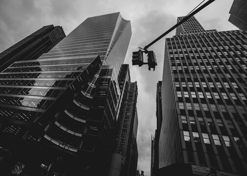 Black and white photo of NYC skyscrapers and traffic light