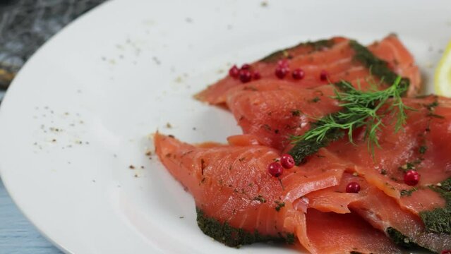 tranches de saumon fum&eacute; &agrave; l'aneth, en gros plan, sur une planche &agrave; d&eacute;couper