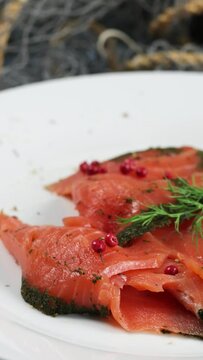 tranches de saumon fum&eacute; &agrave; l'aneth, en gros plan, sur une planche &agrave; d&eacute;couper