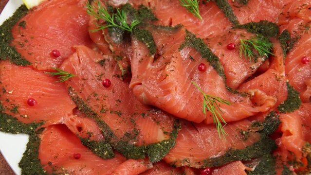 tranches de saumon fum&eacute; &agrave; l'aneth, en gros plan, sur une planche &agrave; d&eacute;couper