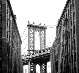 Black and white photography of the Brooklyn bridge from Brooklyn