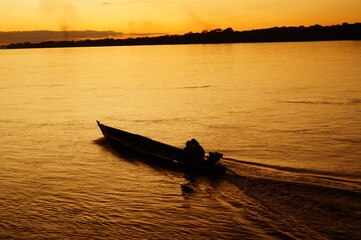 Mit dem Boot im Amazonas