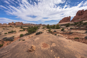Fototapeta premium hiking the chesler park loop trail in the needles in canyonlands national park, usa