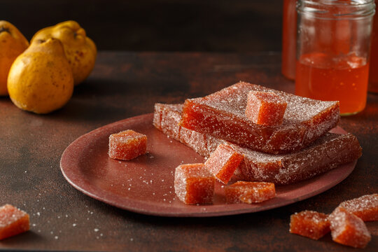 La p&acirc;te de coing sur un plateau rouge
