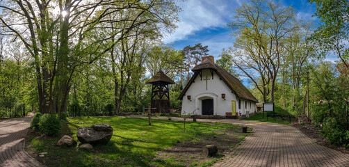 Denkmalgeschütze Schilfdachkapelle "Zum Guten Hirten" in Berlin-Kladow, Blick von Südosten – Panorama aus 5 Einzelbildern © ebenart