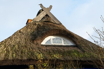 Gaupenfenster in einem Reetdach - Reetdächer sind sturm und regensicher, atmungsaktiv , aber etwa...