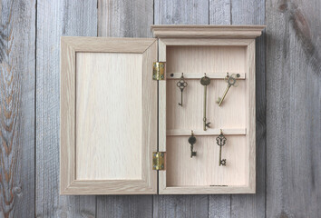 different metal keys in the housekeeper.