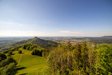 Obraz premium hohenzollern castle panorama in spring with blue sky