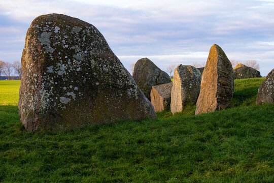 Gro&szlig;steingrab "Riesenberg" bei Nobbin auf der Insel R&uuml;gen - Die megalithische Grabanlage aus vorchristlicher Zeit ist  2300 Jahre alt und eine Sehensw&uuml;rdigkeit auf der Insel R&uuml;gen