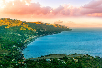 Obraz premium travel landscape scenic picture of beautiful highland mountain town in sunrise or sunset with sea shore on background