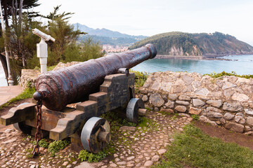 Cañón sobre un acantilado apuntando al mar, Ribadesella, Asturias, España