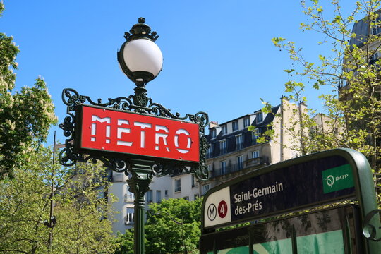 C&eacute;l&egrave;bre panneau / enseigne rouge d'indication d'une station de m&eacute;tro &agrave; Paris, embl&egrave;me du m&eacute;tropolitain parisien, &agrave; Saint-Germain-des-Pr&eacute;s &ndash; avril 2021 (France)