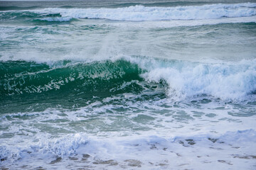 Fototapeta premium Wellen auf dem Meer an der Küste