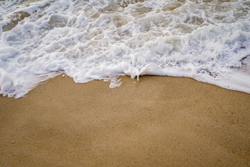 Wellen am Sandstrand