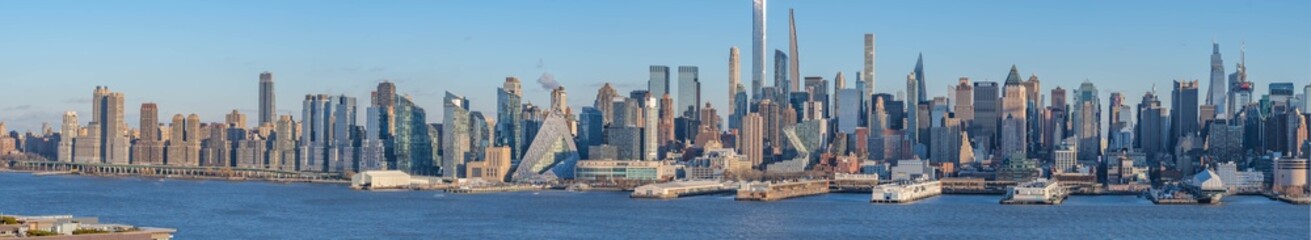 Fototapeta na wymiar Panorama of Manhattan skyline during golden hour light condition