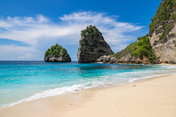 The beautiful sandy beach (Diamond beach) with rocky mountains and clear water in Nusa Penida, Bali, Indonesia