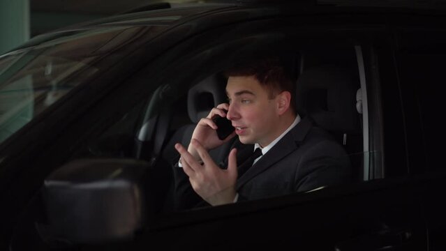 The young boss swears and shouts on the phone