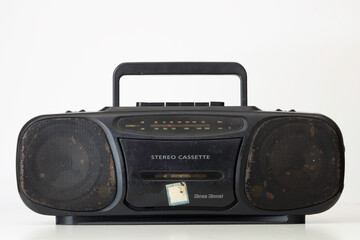 radio antigua con fondo blanco, 90s, grunge 