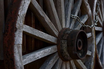 木製の車輪の置物