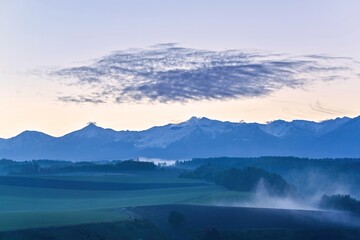 夜明け前の十勝連峰と朝霧のコラボ情景＠北海道