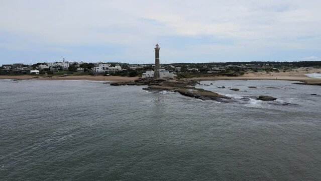 Acercamiento a faro a orillas de mar 