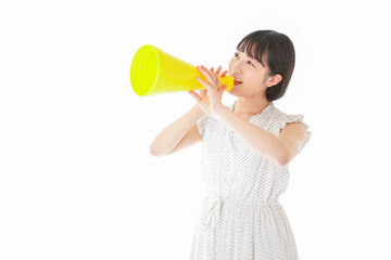 メガフォンを使い応援をする若い女性