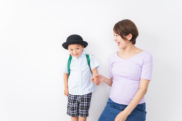 通学をする子どもとお母さん