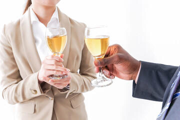 お酒を飲むビジネスパーソン