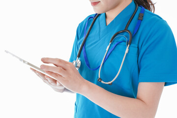 笑顔の若い女性看護師