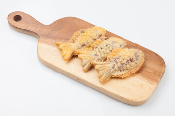 Full bread made with flour dough and red bean paste in a carp-shaped mold.
잉어 모양의 틀에 밀가루 반죽과 팥소를 넣어 만든 풀빵.