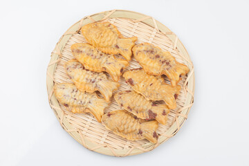Full bread made with flour dough and red bean paste in a carp-shaped mold.
잉어 모양의 틀에 밀가루 반죽과 팥소를 넣어 만든 풀빵.