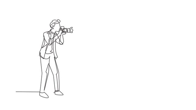 Animated self drawing of single continuous line draw photographer with camera pose, male take photo shots, paparazzi, journalist occupation, digital photography hobby. Full length one line animation