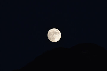 Fototapeta na wymiar 満月と山の影