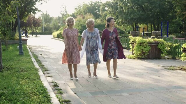 Senior Chinese woman suffering from heart attack,4K