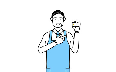 クレジット決済を勧めるエプロンを着たシニア男性