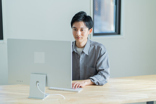 パソコン作業をする若い日本人男性