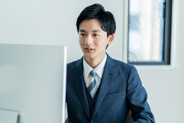若いスーツを着た日本人男性