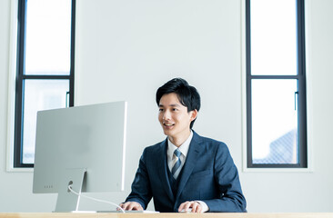 若いスーツを着た日本人男性