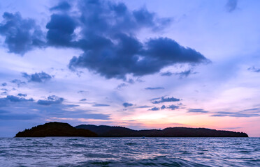 Obraz premium Colorful sunset sky with silhouette of boat in Langkawi island, Andaman sea, Malaysia
