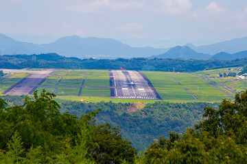 滑走路と着陸した飛行機