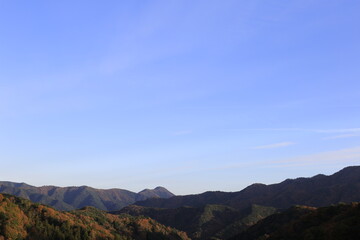青空と美しい山々