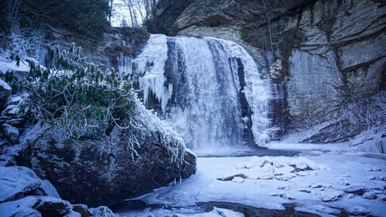 A scenic winter view of Looking Glass Falls in Pisgah National Forest, North Carolina. - obrazy, fototapety, plakaty