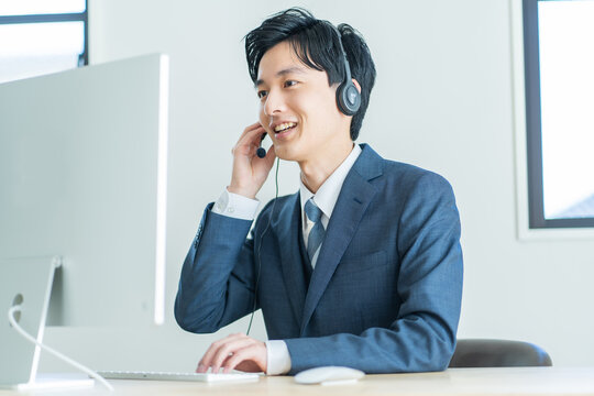 スーツを着た日本人男性