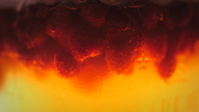Fruits rouge en macération avec des bulles et rétro éclairage. filmé à 60fps ralentis à 25fps