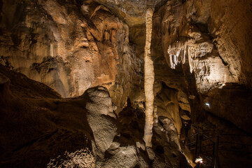 intérieur de la grotte de Trabuc, site géologique d'exception dans les Cévennes