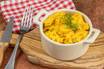 risotto au potimarron dans un plat 