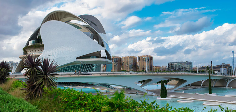 Puente y museo de arquitectura vanguardista Reina Sofia en la ciudad de Valencia, Espa&ntilde;a