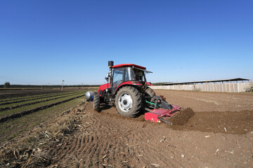 In spring, farmers use farm machinery to grow peanuts