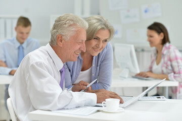 Obraz premium different generations work in the family business