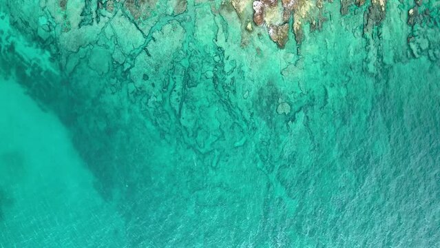 Atemberaubende Aussichten in 4K: Ein Drohnenvideo von der kroatischen K&uuml;ste mit beruhigenden Kl&auml;ngen des Adriatischen Meeres und Wind in den B&auml;umen